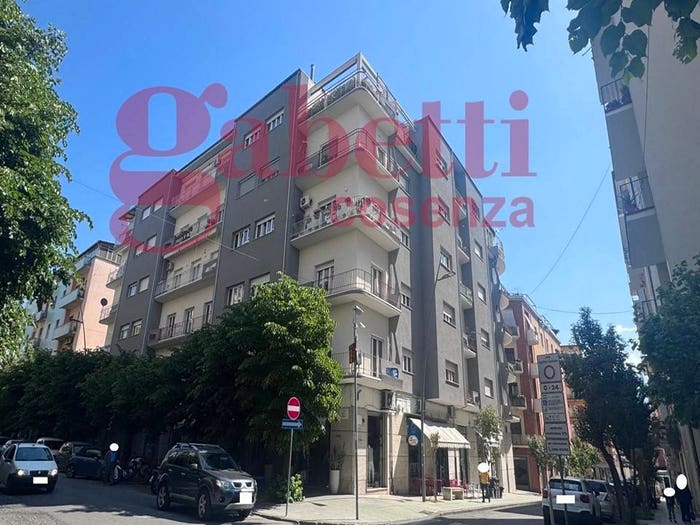 Appartamento con 5 locali in vendita in COSENZA VIA ALIMENA, Centro, Cosenza