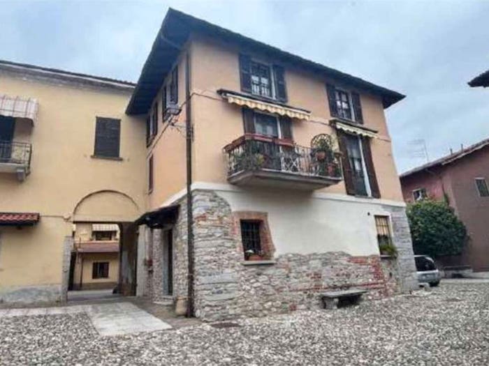Appartamento con 6 locali in vendita in Piazza monte grappa, Centro, Daverio