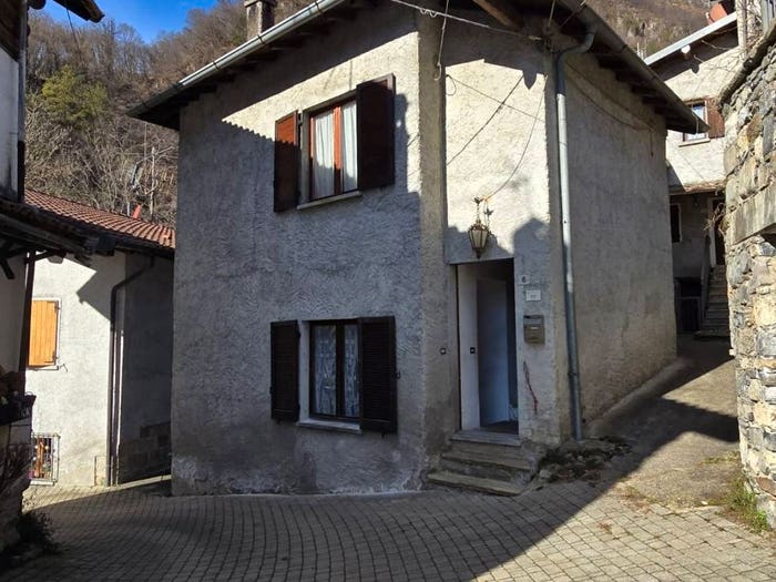 Casa quadrilocale in vendita in Via Mulini, Carlazzo