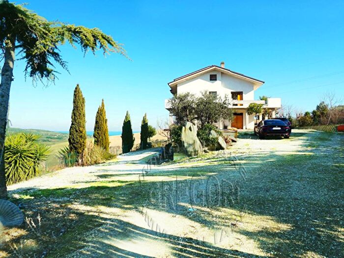 Casa con 6 locali in vendita in Strada Comunale Camera di Fermo, Fermo