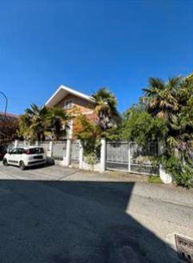 Casa con 6 locali in vendita in Via Tanaro Garola, Piossasco