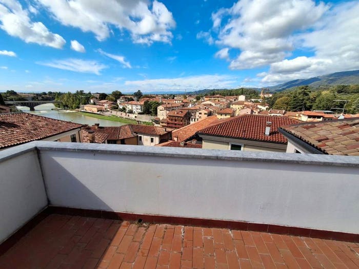 Casa quadrilocale in vendita in Piazza Giuseppe Garibaldi, Centro, Bassano del Grappa