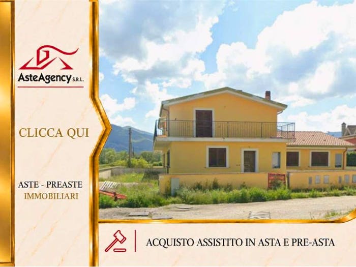 Casa con 6 locali in vendita in Via dei Platani, Oricola