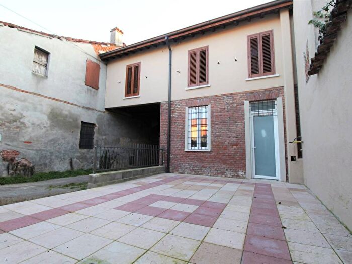 Casa trilocale in vendita in via gamba, Casalbuttano, Casalbuttano ed Uniti