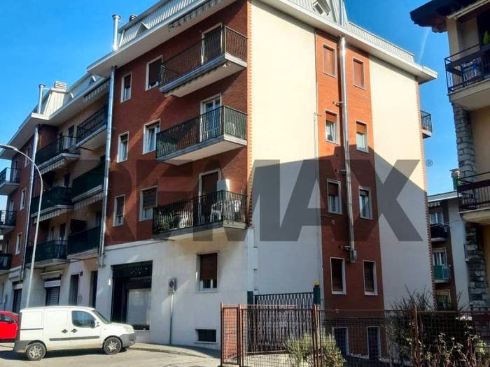 Appartamento quadrilocale in vendita in via ugo foscolo, Centro, Erba