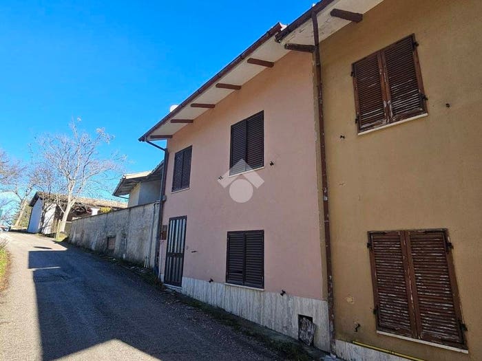 Casa trilocale in vendita in Frazione Aschio, Visso