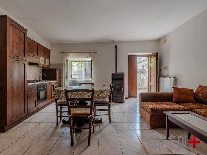 Casa quadrilocale in vendita in Via Grotti, Torano, Borgorose