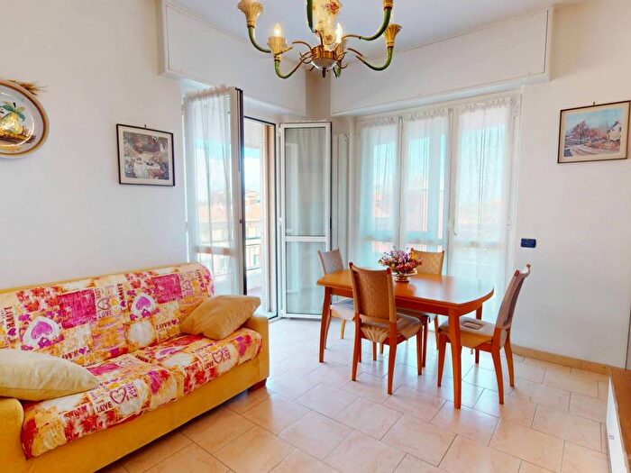 Appartamento trilocale in vendita in Via Aurelia, Centro, Loano