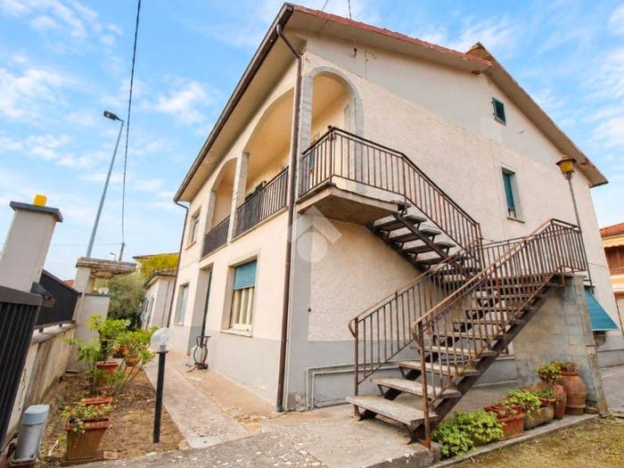Casa con 6 locali in vendita in Via Montanelli, Centro, Monsummano Terme