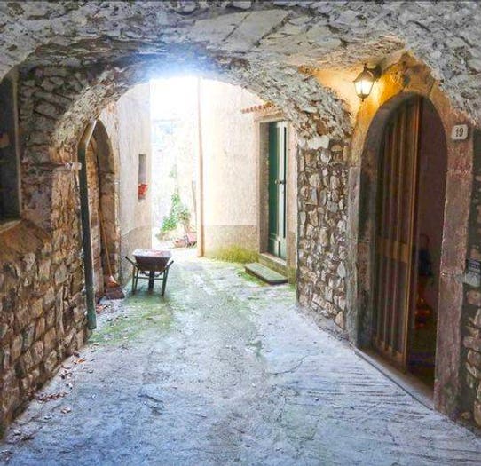 Casa con 6 locali in vendita in Bagnone