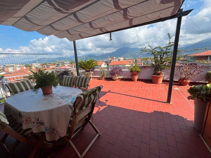 Casa quadrilocale in vendita in Via Bagnone, Marina di Massa Centro, Massa
