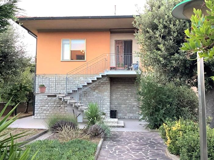 Casa con 6 locali in vendita in Santa Lucia La Borra, Pontedera