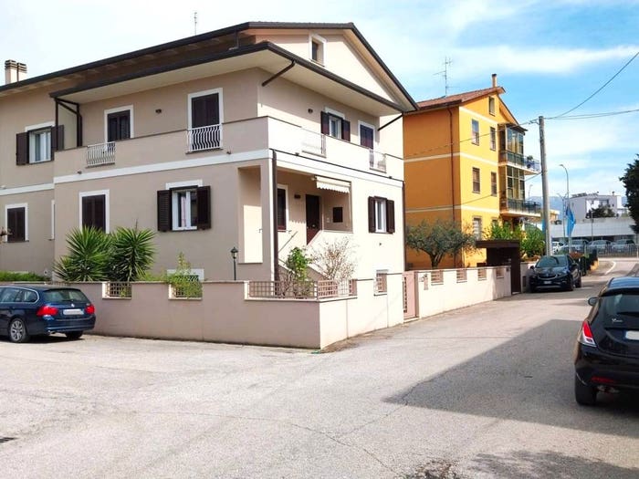 Casa con 6 locali in vendita in Via Laghi di Pilato, Viale Firenze Paciana, Foligno