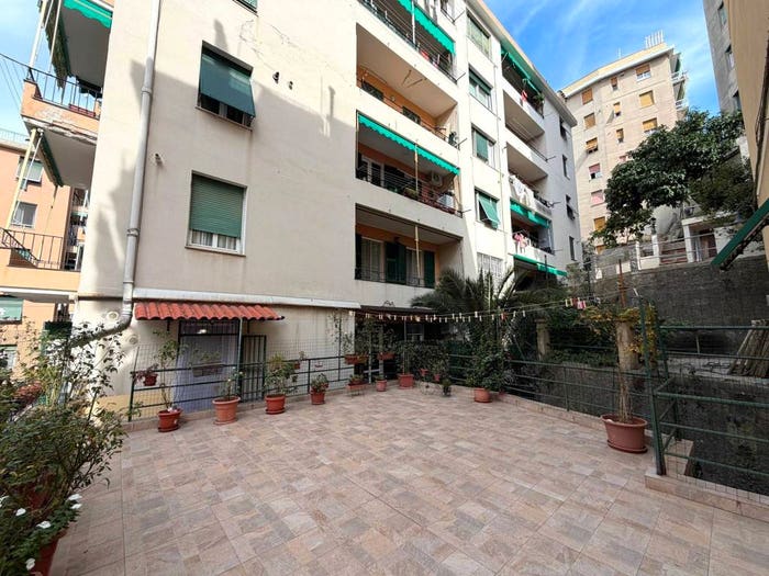 Appartamento quadrilocale in vendita in Via Sparta, Sestri Ponente, Genova