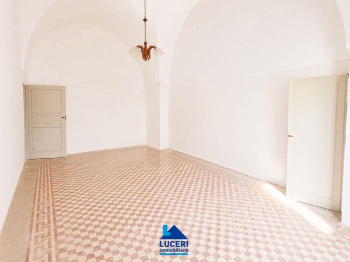 Appartamento con 6 locali in vendita in Via San Antonio, Centro, Parabita