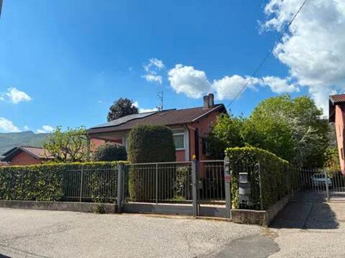 Casa con 6 locali in vendita in Porto Ceresio