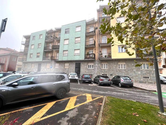 Appartamento quadrilocale in vendita in Piazza Giovanni Antonio Raineri, Centro, Carmagnola