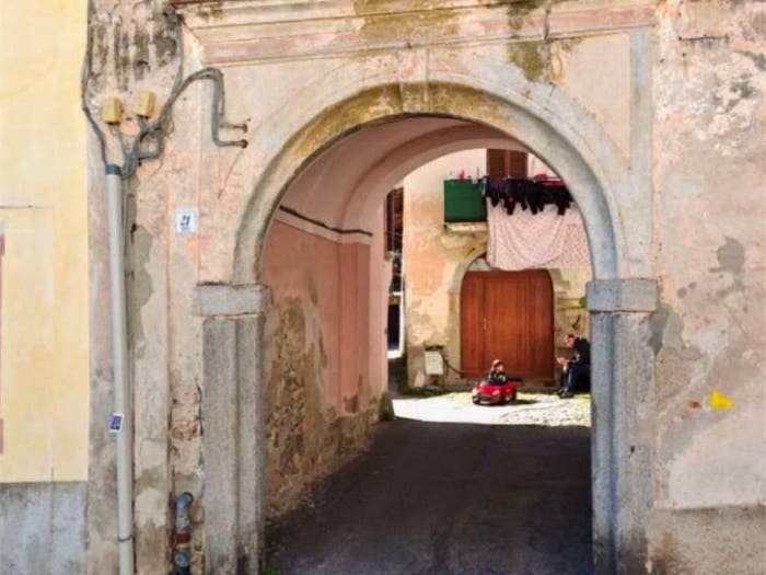 Appartamento trilocale in vendita in Via Libertà, Centro, Casalzuigno