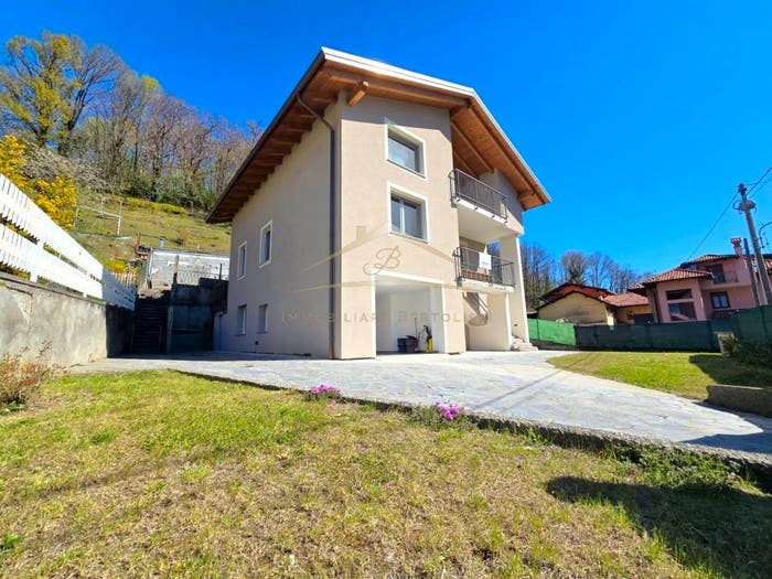 Casa con 6 locali in vendita in Via Cartiglia, Centro, Borgosesia