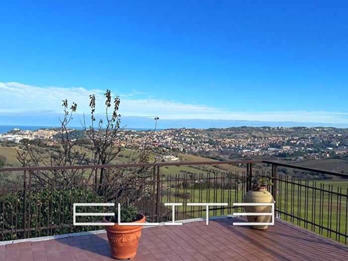 Casa con 6 locali in vendita in via Alpi, Pinocchio, Ancona