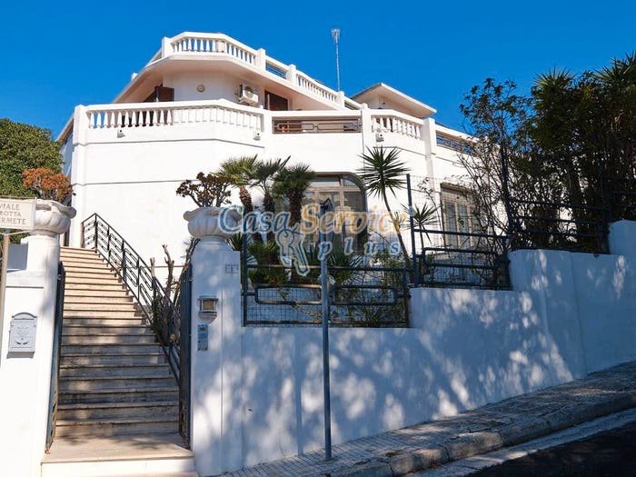 Casa con 6 locali in vendita in Viale Grotta San Ermete, Centro, Matino