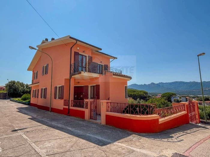 Casa con 6 locali in vendita in Via Olbia, Luras