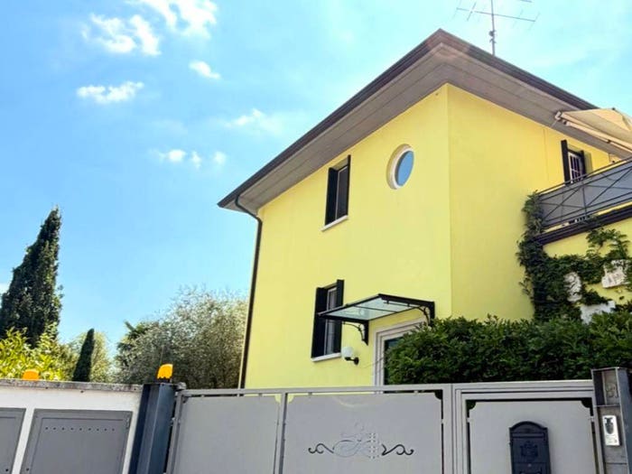 Casa con 6 locali in vendita in Via Cave, Centro, Botticino