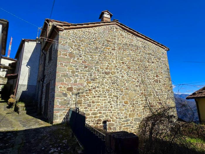 Casa quadrilocale in vendita in Lugliano, Bagni di Lucca