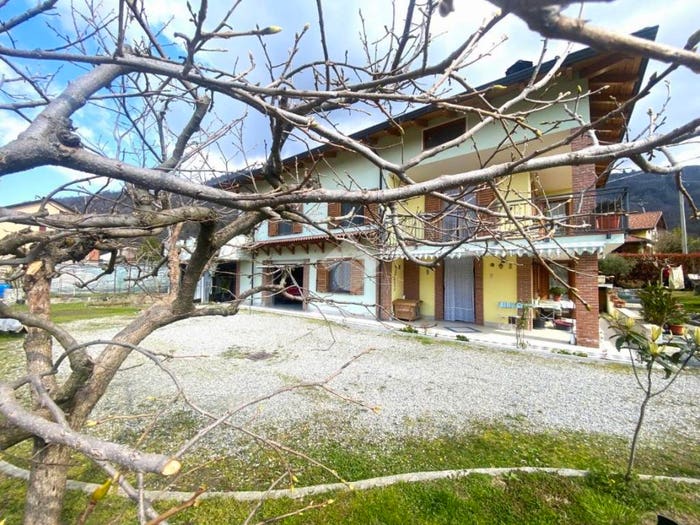 Casa con 6 locali in vendita in Via Andrate, Centro, Borgofranco d'Ivrea