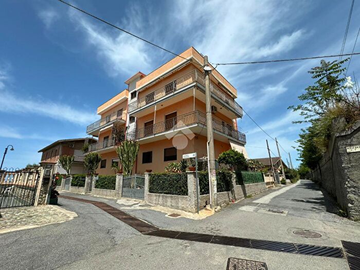 Appartamento trilocale in vendita in Via Marina, Longobardi