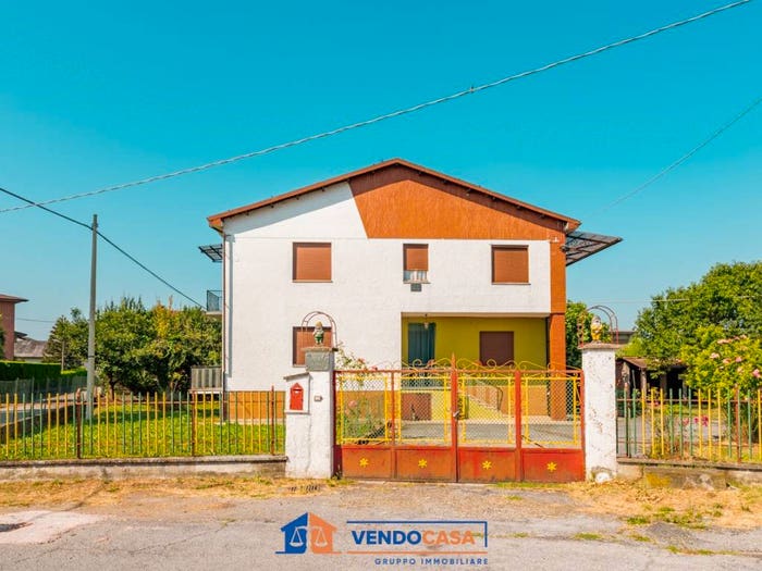 Casa con 6 locali in vendita in Via Vittorio Veneto, Montanera
