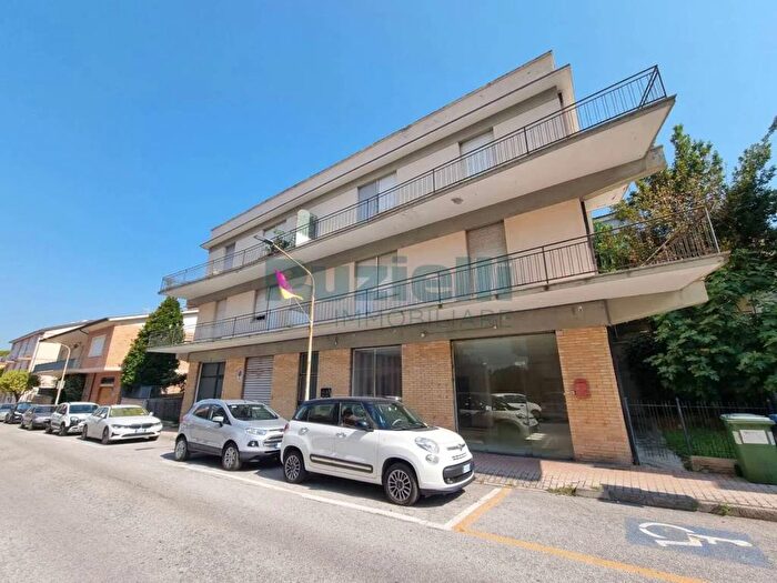 Appartamento con 6 locali in vendita in Via Vincenzo Monaldi, Centro, Fermo