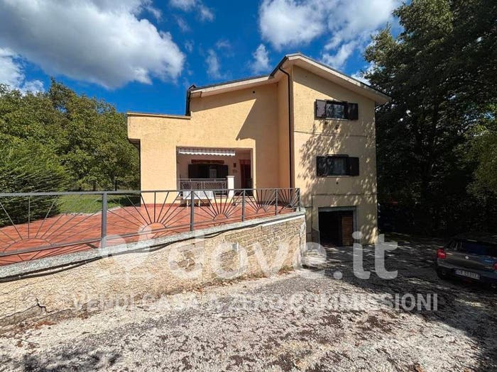 Casa trilocale in vendita in Frazione Casale dei frati, Centro, Leonessa