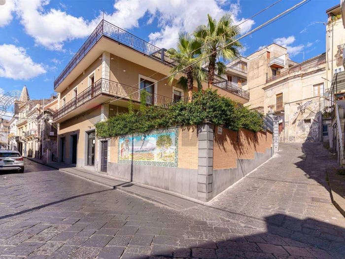 Casa quadrilocale in vendita in Cortile Rosmini, Bronte