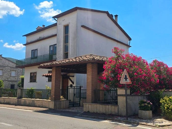Casa con 6 locali in vendita in Via Vittorio Emanuele, Centro, Guardea