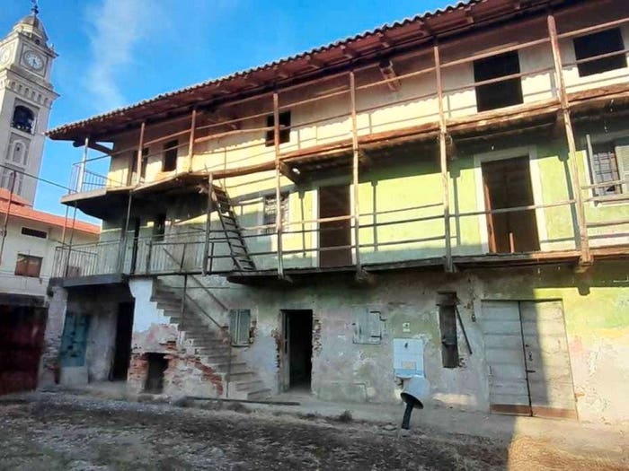 Casa con 6 locali in vendita in Piazza Libertà, Fara Novarese