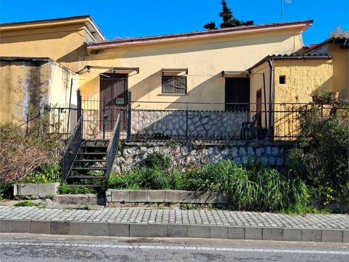 Casa con 5 locali in vendita in Francolise