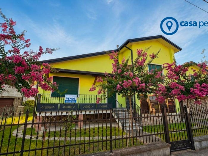 Casa con 6 locali in vendita in Via Cristoforo Colombo, Centro, Polesella