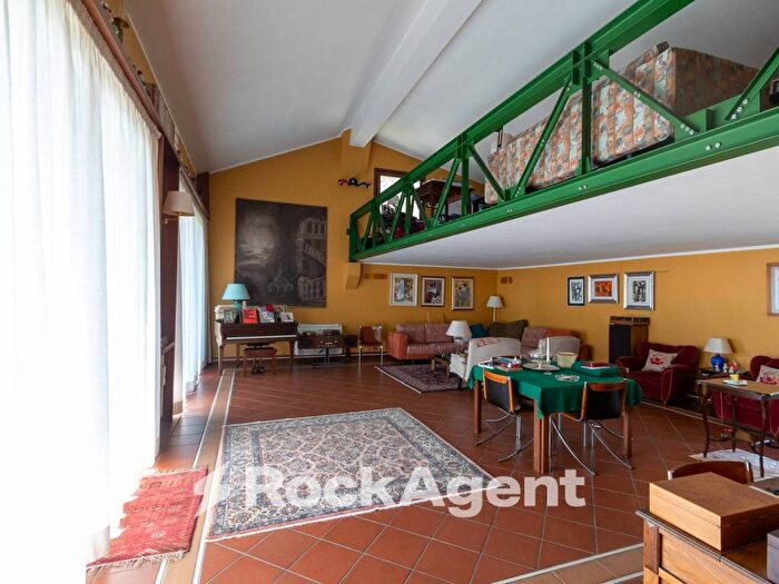 Casa con 6 locali in vendita in Viale Vincenzo de Filippis, Santa Maria, Catanzaro
