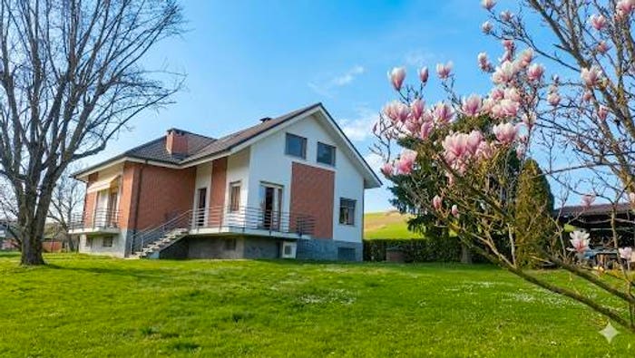 Casa con 6 locali in vendita in Frazione Valle Reale, Roatto