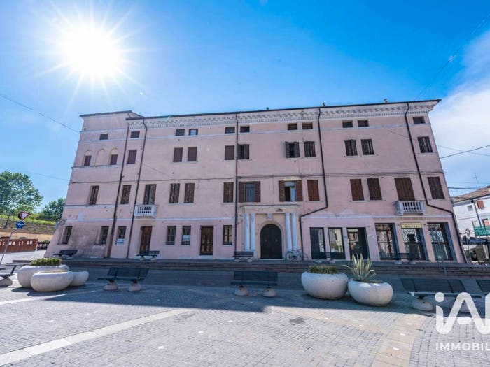 Appartamento con 6 locali in vendita in Piazza Giuseppe Garibaldi, Ariano, Ariano nel Polesine