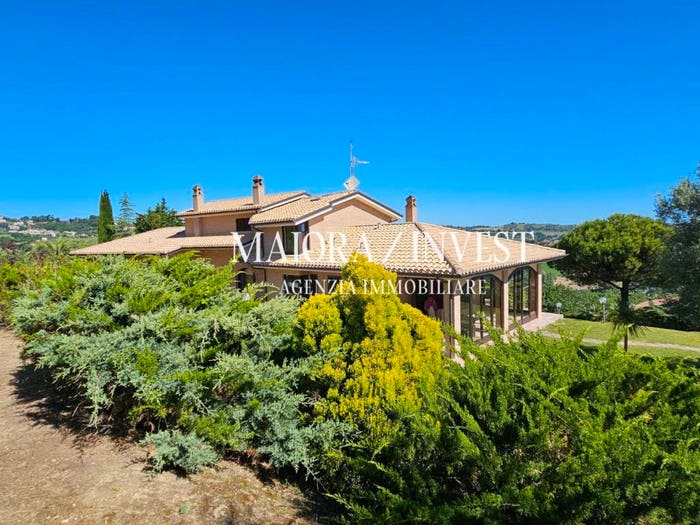 Casa con 6 locali in vendita in Acquaviva Picena