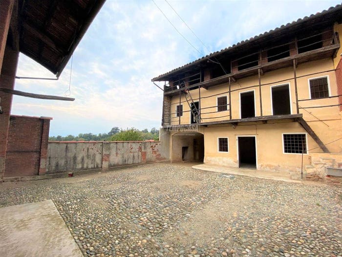 Casa con 6 locali in vendita in Via Don Carlo Martino Berta, Montalenghe
