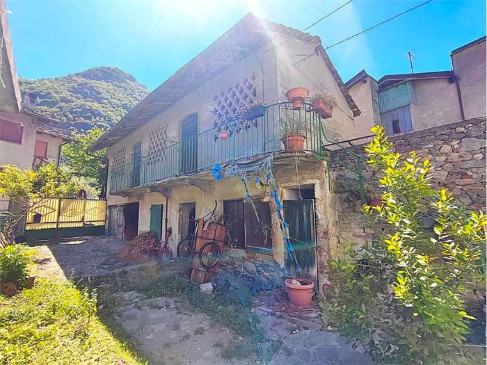 Casa quadrilocale in vendita in via Clapey, Centro, Donnas