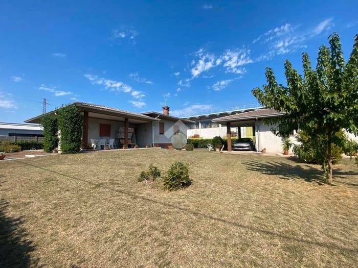 Casa quadrilocale in vendita in Via quarta armata, Centro, Rosà