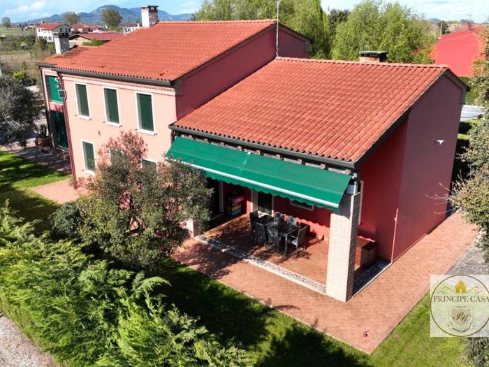 Casa quadrilocale in vendita in Centro, Villa Estense