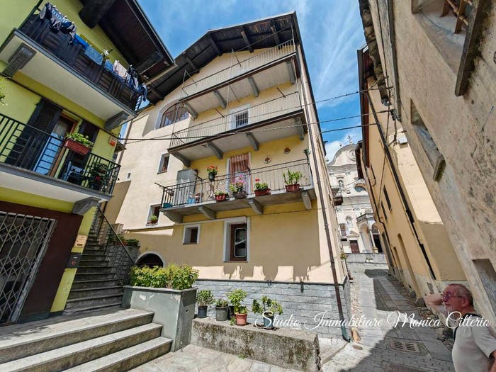 Casa con 6 locali in vendita in Via Camillo Benso di Cavour, Quincinetto