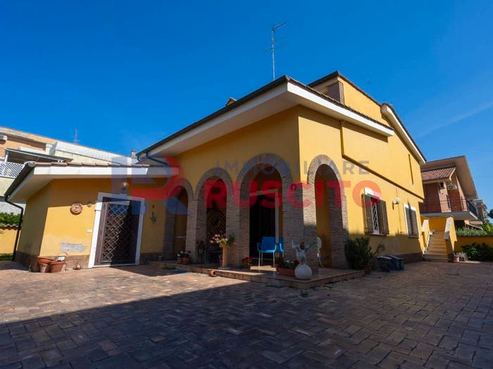 Casa con 6 locali in vendita in Via Roma, Zona Domitilla, Ladispoli