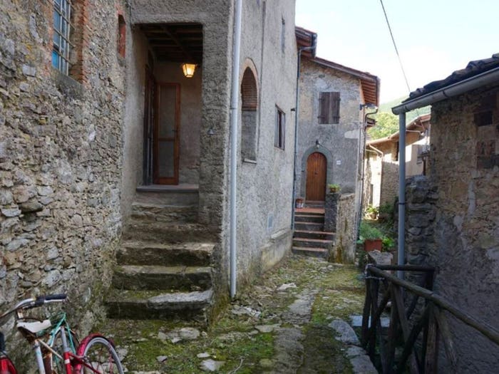 Casa con 6 locali in vendita in Pescaglia