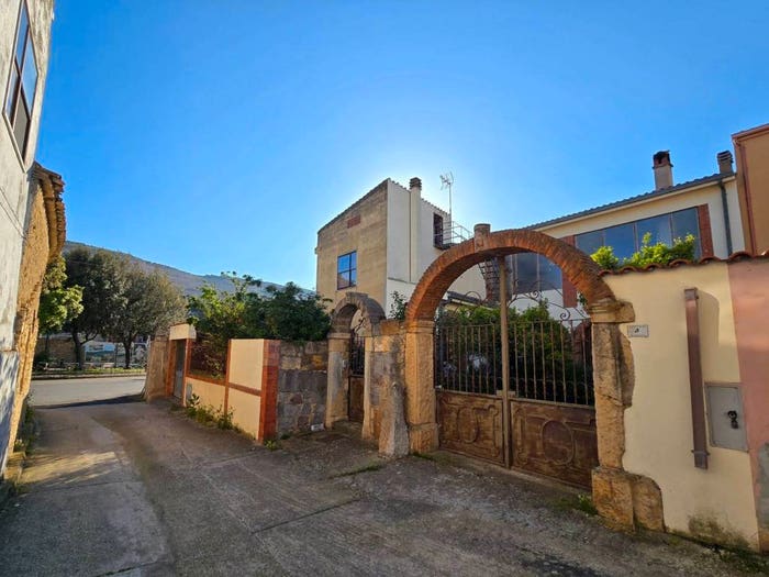 Casa con 6 locali in vendita in Via Umberto I, Segariu